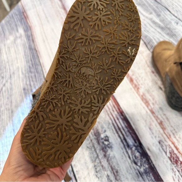 Sorel Chipahko Leather and Felt Blanket Boots - Picture 6 of 10